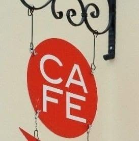 Café Galerie -kyltti seinätelineessä.